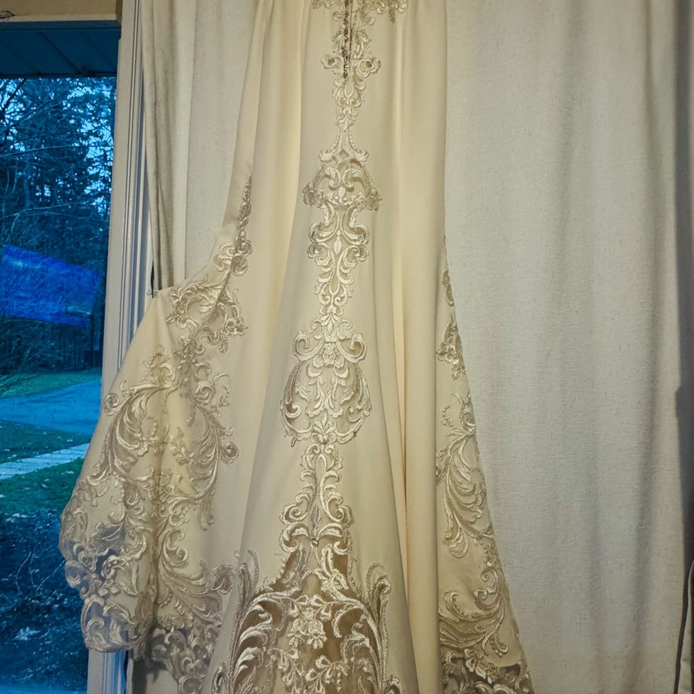 Elegant Cream Lace Wedding Dress